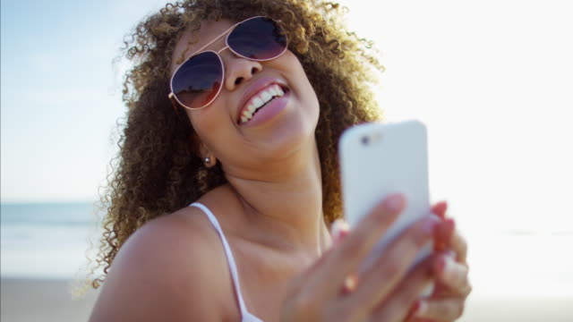 Plus-Größe-ethnischen-weiblich-nehmen-Selfie-am-Strand