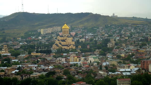 Sameba-Kathedrale-der-georgisch-orthodoxen-Kirche-erhebt-sich-über-Häuser-in-Tiflis