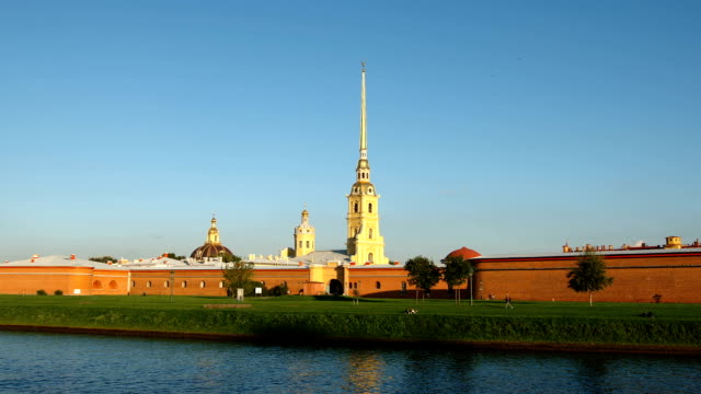 Peter-y-Paul-Fortress-en-la-puesta-de-sol-en-el-verano---St.-Petersburg,-Rusia