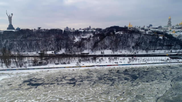Luftaufnahme-der-Kiewer-Höhlenkloster-Lawra-und-Vaterland-Monument-im-winter