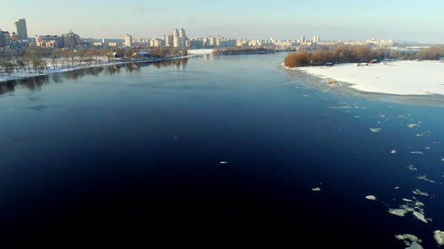 Luftaufnahme-zum-Fluss-Dneper-entlang-der-Obolonskaya-im-winter