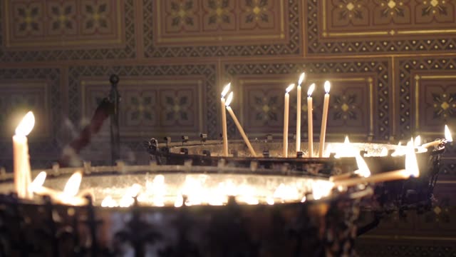 Opfer-oder-Denkmal-Kerzen-in-einer-Kirche.