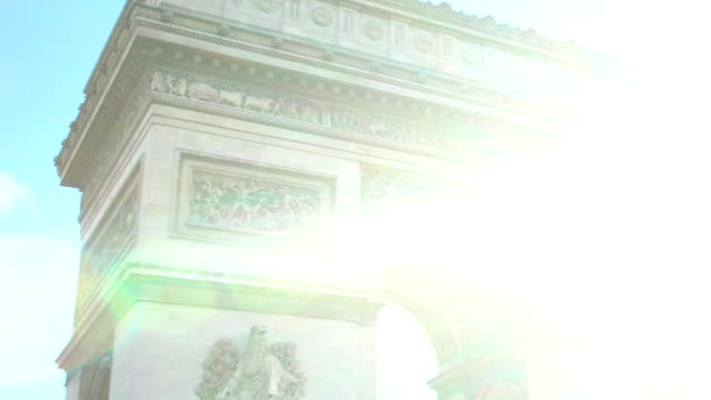 Arco-de-triunfo-iluminado-con-la-luz-del-sol,-lugares-de-turismo-histórico,-viajes