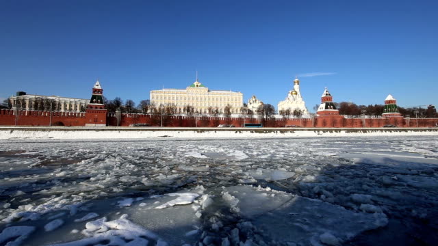 Blick-auf-den-Fluss-Moskwa-und-den-Kreml-(Wintertag),-Moskau,-Russland
