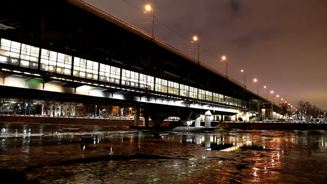 Río-de-Moskva,-Luzhnetskaya-(puente-de-Metro)-en-una-noche-de-invierno.-Moscú,-Rusia