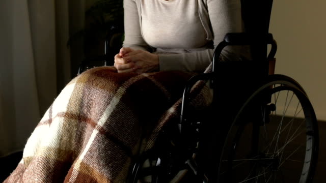 Dame-im-Rollstuhl-Hände,-reiben-Alter-Einsamkeit,-aufgegeben-in-Pflegeheim