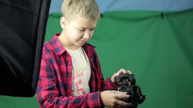 Eine-Teenager-video-Blogger-beinhaltet-eine-Videokamera.