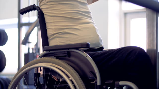Behinderte-Sportler-im-Rollstuhl-immer-bereit-für-das-Training-im-Fitness-Studio.