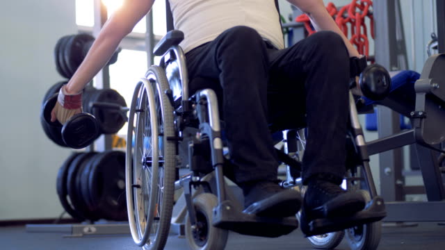 Neuer-Ansatz-in-der-Übung-mit-Hanteln-von-behinderten-Menschen-zu-tun.