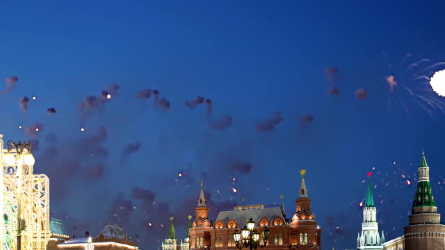 Feuerwerk-über-der-Moskauer-Kreml-bei-Nacht,-Russland-(mit-Zoom)