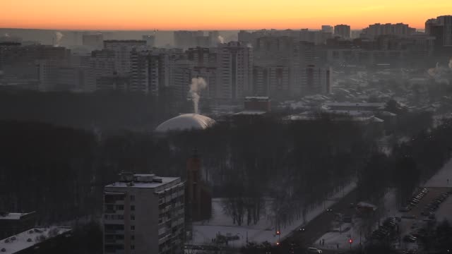Jekaterinburg,-Russland.-Stadt-in-der-Dämmerung,-Straßenszene---Leute-zur-Arbeit-gehen.