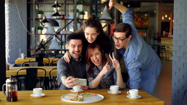 Fröhliche-Junge-Menschen-populäre-Blogger-nehmen-Selfie-posiert,-lachen-und-Spaß-im-Café.-Moderne-Technologie,-social-Media,-Freundschaft-und-Freizeit-Konzept.