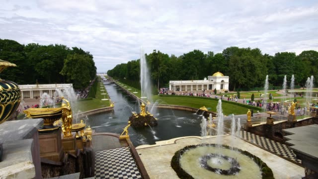 Tiro-de-seguimiento-que-muestra-Jarrón-en-el-parque-del-Gran-Palacio-Peterhof,-San-Petersburgo,-Rusia