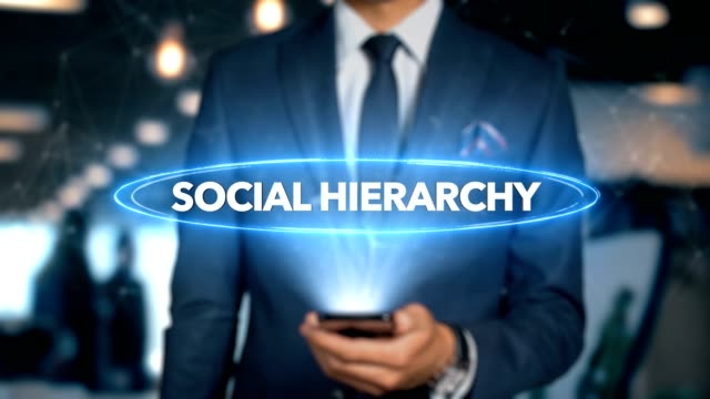 Geschäftsmann-mit-Handy-öffnet-Hologramm-HUD-Interface-und-Berührungen-Wort---soziale-Hierarchie
