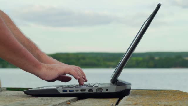 Hände-des-Mannes-mit-Laptop-Computer.