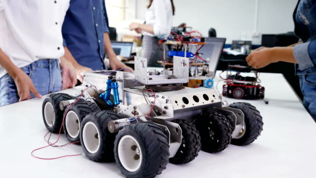 Close-up-Auto-Roboter-auf-dem-Schreibtisch.-Menschen-entwickeln-Roboter-im-Labor.