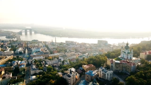 Andreas-Abstieg-weltgeschichtliche-alte-Straße-in-Kiew-(Kiew).-Draufsicht-von-oben.-Luftbild-Drohne-Videomaterial.