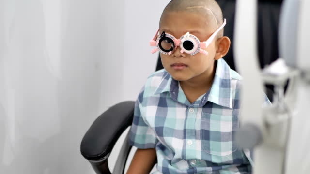 verificación-de-la-vista.-Chicos-asiaticos-que-tienen-discapacidades-de-la-visión.-Ojo-izquierdo-no-es-visible-de-cirugía-cerebral.-Tratamiento-médico-y-rehabilitación.-vídeo-4k