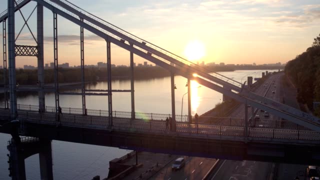 Aerial-shooting-Fußgänger-Brücke-von-Kiew-auf-Sonnenaufgang.-Sommermorgen-in-Kiew-Dniepeer-Fluss.-Ukraine.-Europäische-Stadt