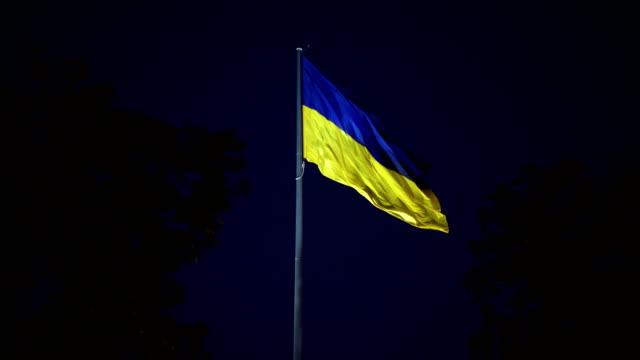 Ucraniano-bandera-ondeando-en-el-viento