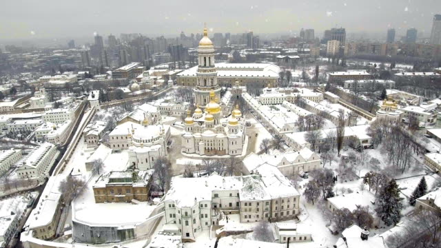 Kiewer-Höhlenkloster-Lawra.-Fallender-Schnee-im-Winter.-Kiew,-Ukraine