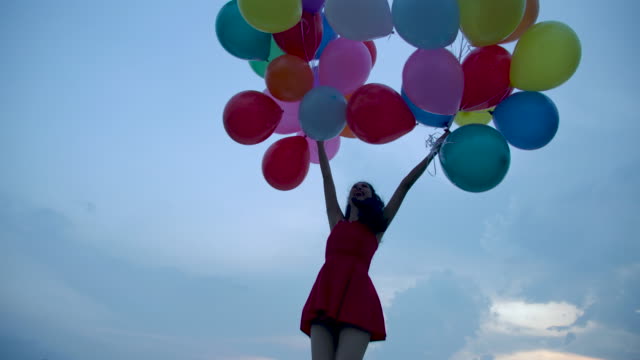 Mädchen-mit-Ballon-mit-Himmelhintergrund-in-Zeitlupe.