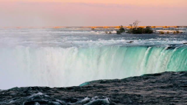 Teil-des-Hufeisens-fällt-an-den-Niagarafällen