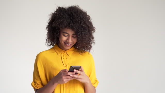 Afroamerikanische-Frau-messaging-auf-dem-Handy