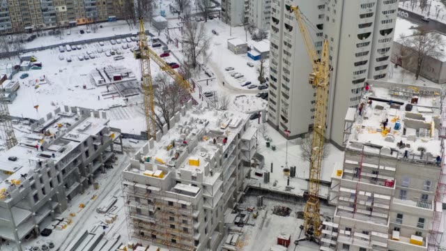 Vista-aérea-del-sitio-de-construcción-del-edificio-en-invierno