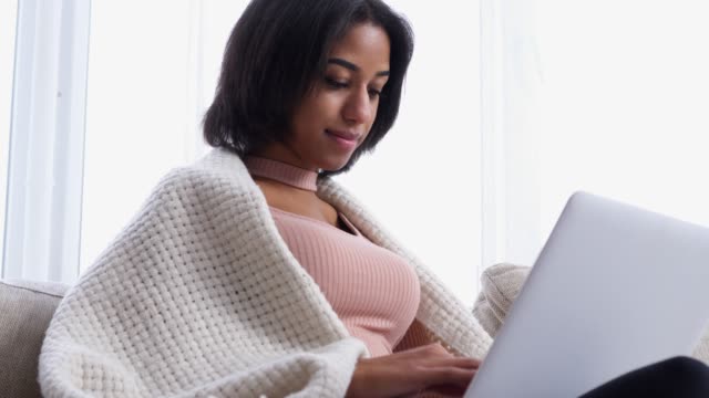 Afroamerikanische-Mädchen-mit-Laptop-zu-Hause