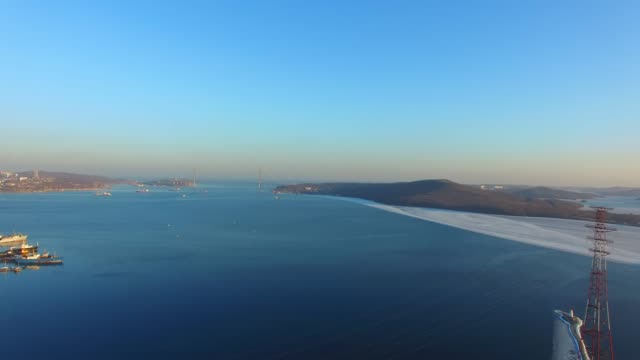 Vista-aérea-del-paisaje-de-mar-en-el-fondo-del-puente-ruso.