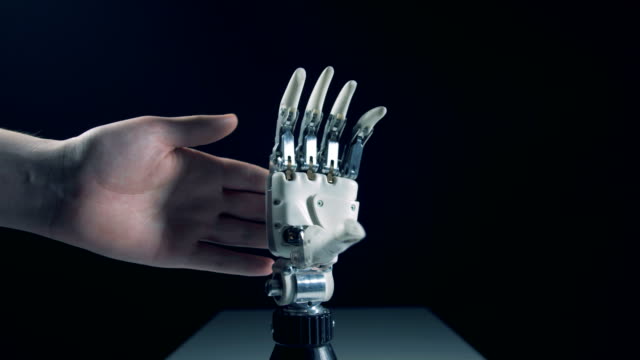 Brazo-robótico-está-haciendo-gestos-el-dedo-después-de-conseguir-regulado-por-una-persona