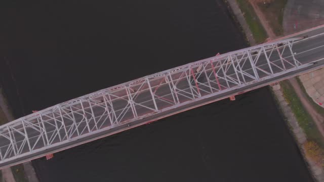 Puente-superior-del-río-de-la-visión-con-los-bancos-forestales-del-otoño-del-tráfico