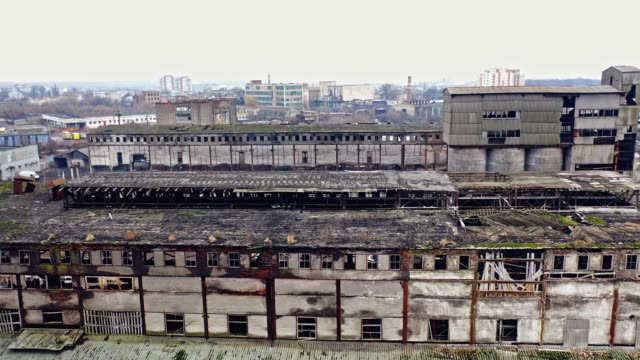 Vista-aérea-de-una-planta-industrial-abandonada.