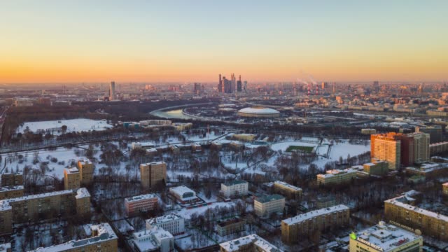 Winter-Sonnenuntergang-MbKuh-Stadtbild-Luftbild-Panorama-4k-Zeitraffer-Russia