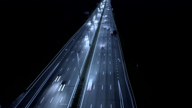 Rausch-Stundenverkehr-auf-einer-Autobahn-in-der-Nacht.-Zeitraffer,-UHD-4K