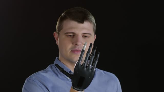Hombre-controlando-los-dedos-en-el-brazo-protésico
