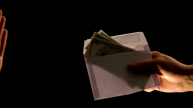 Hand-zeigt-Stop-Geste-zu-Briefumschlag-mit-Dollar,-Verweigerung-korrupten-Geldes,-Bestechung