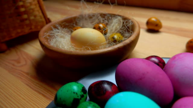 Panorama-de-huevos-de-Pascua-pintados-festivos-puestos-en-un-plato