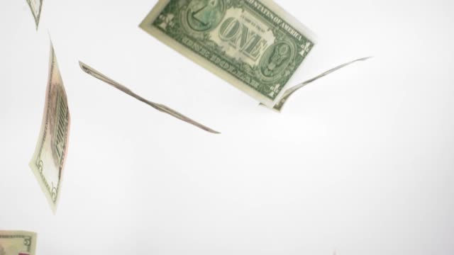 Dollar-Banknoten-fallen-vor-weißem-Hintergrund