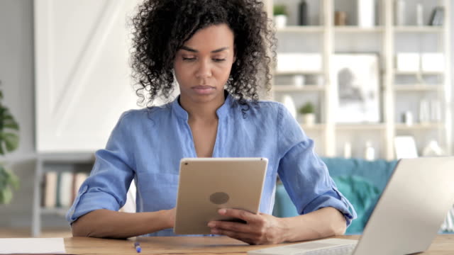 Mujer-africana-usando-la-tableta