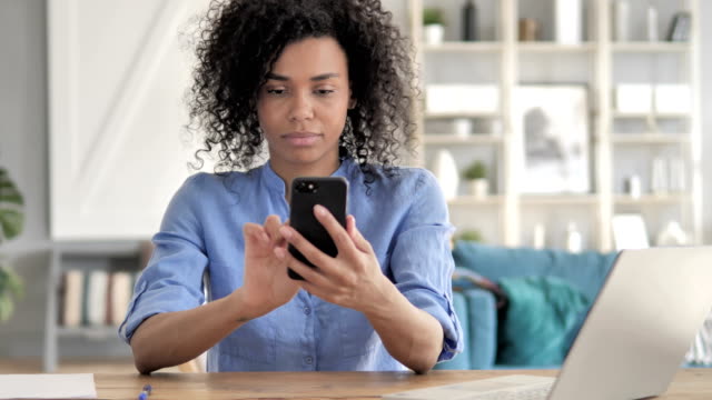 Afrikanerin-nutzt-Smartphone-Anwendung