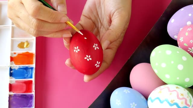 La-gente-pintando-coloridos-huevos-de-Pascua