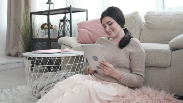 Geschäftsfrau-mit-digitalem-Tablet-zu-Hause