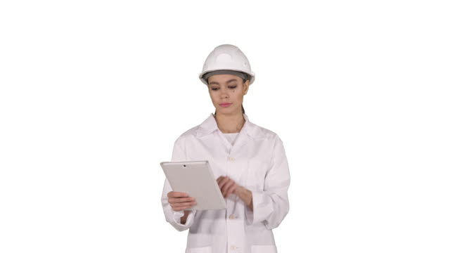 Frau-Ingenieur-überprüft-Informationen-und-Objekte-auf-ihrem-Tablet-auf-weißem-Hintergrund