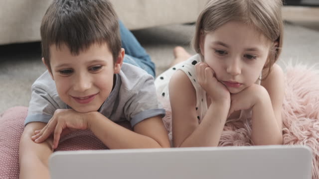 Niños-disfrutando-de-la-película-en-la-computadora-portátil