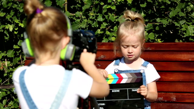 Kleine-Mädchen-nehmen-einen-Video-Blog-auf-der-Kamera-auf.