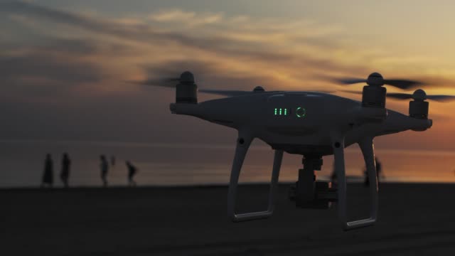 Drohne-Quadcopter-fliegt-über-schönen-Sonnenuntergang-Strand.-Zeitlupenkamera-dreht-sich-um-Flugzeuge
