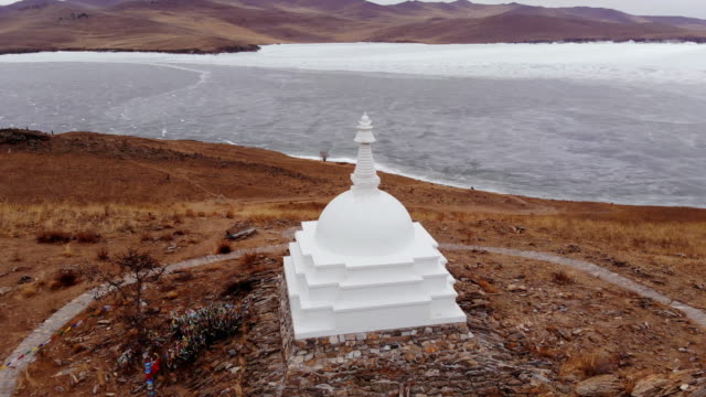 Luftaufnahme-des-buddhistischen-Denkmals-auf-der-Insel-Ogoy-des-Baikalsees.