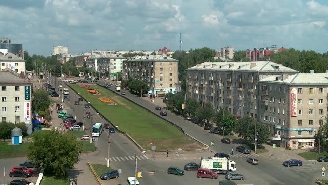 Sommerlager-in-Russland-Autos-auf-der-Straße-von-Kirow